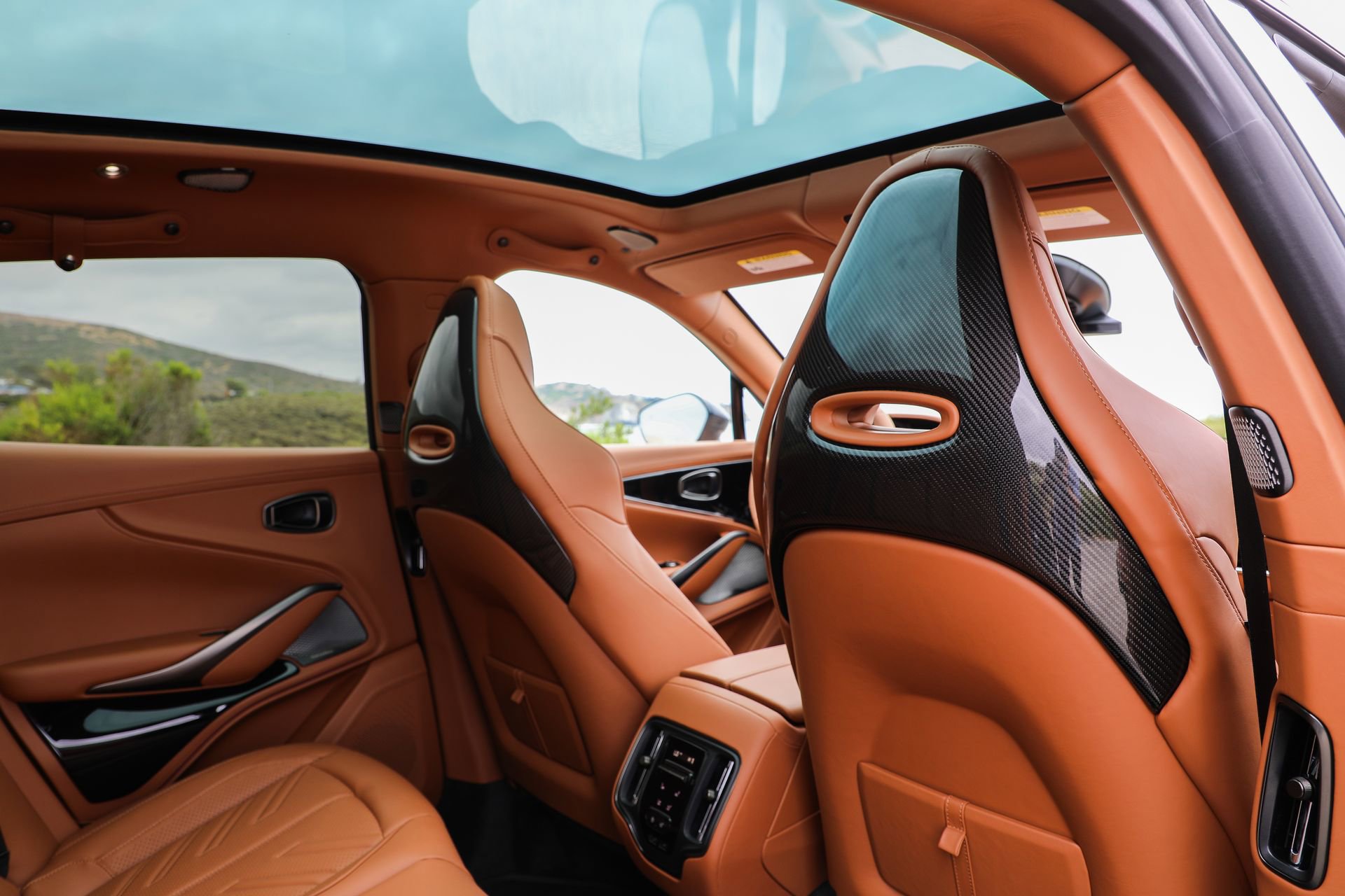 Used 2022 Aston Martin DBX AWD/4WD image 28
