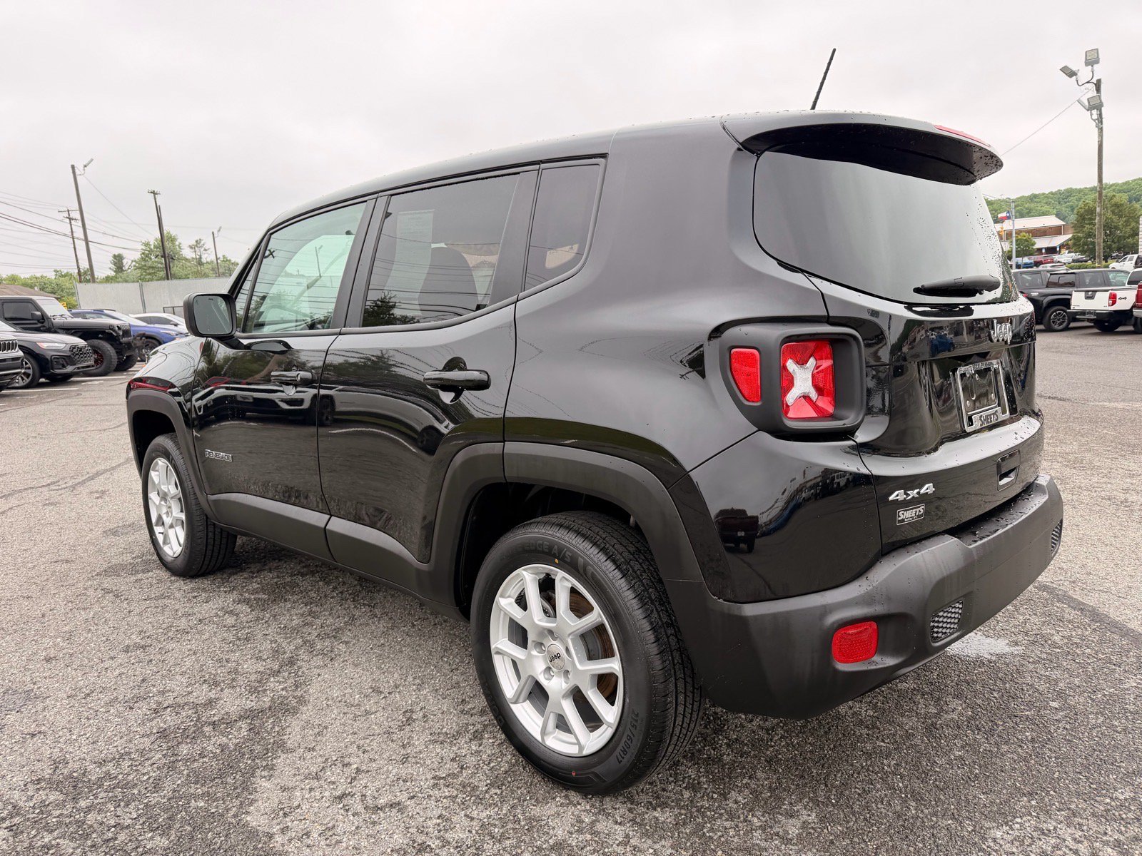 Used 2023 Jeep Renegade Latitude AWD/4WD image 4
