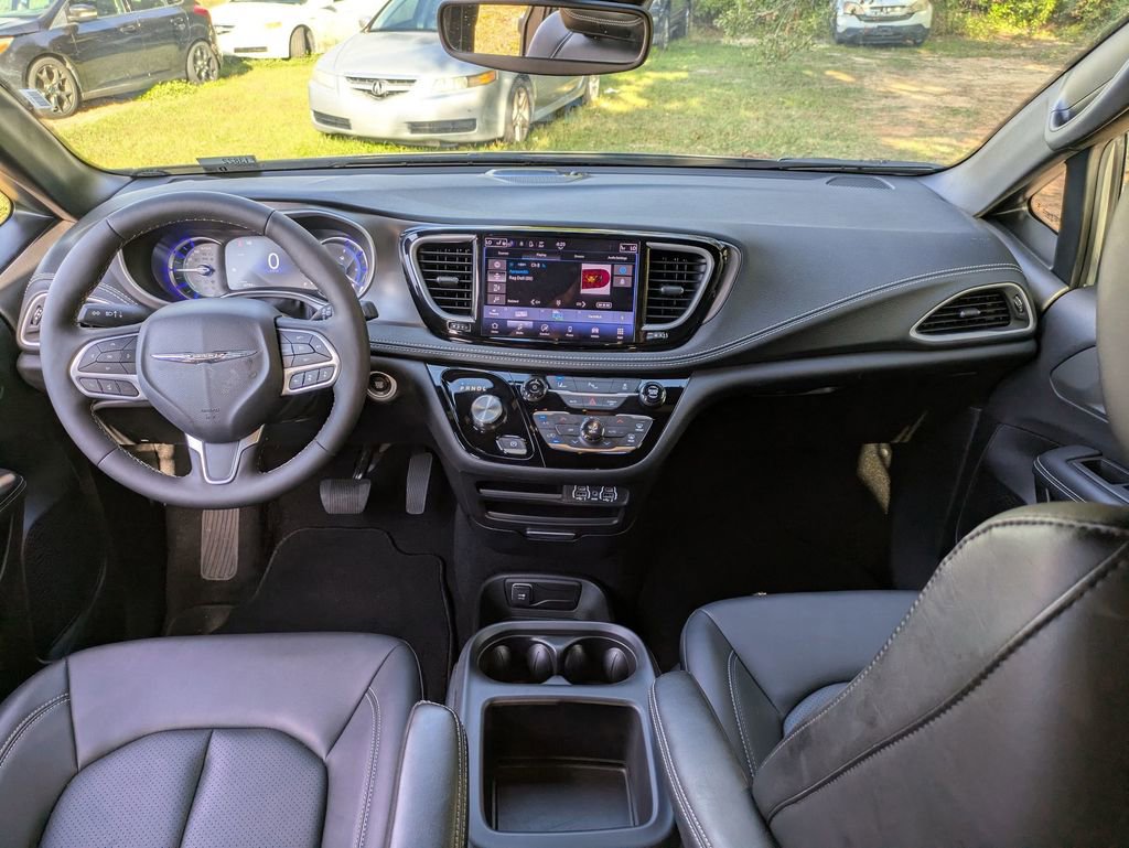 Used 2025 Chrysler Pacifica Select image 28
