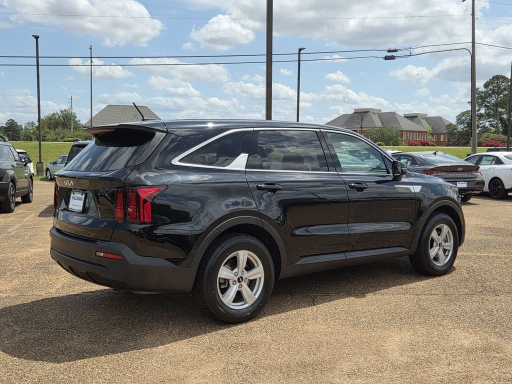 Used 2023 Kia Sorento LX image 4