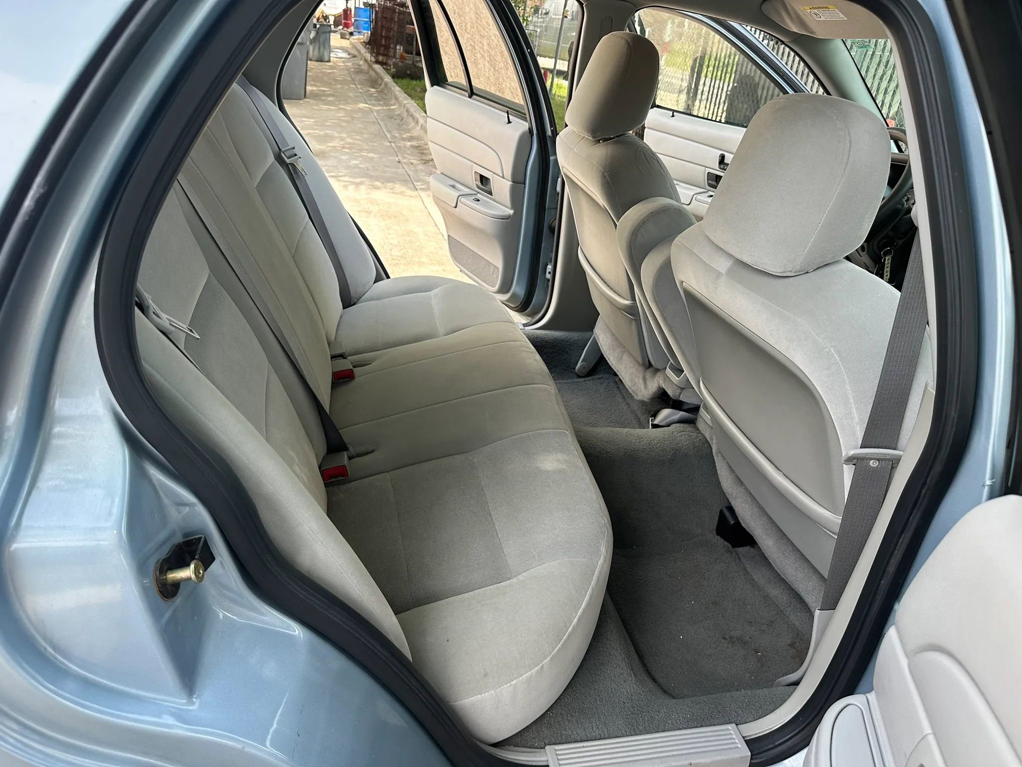 Used 2005 Ford Crown Victoria RWD image 9
