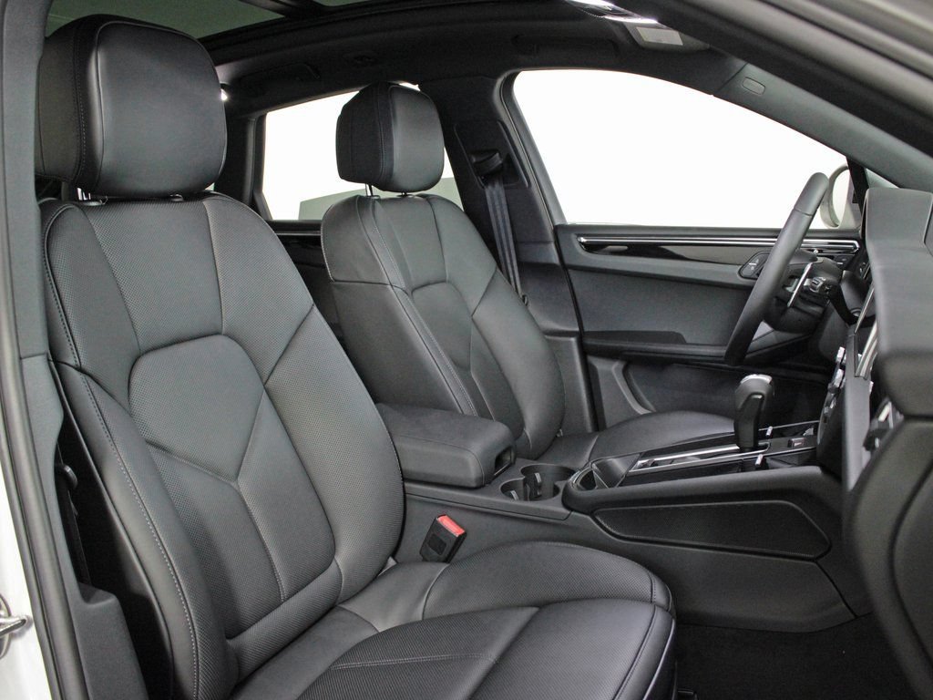 Certified 2026 Porsche Macan AWD/4WD image 37