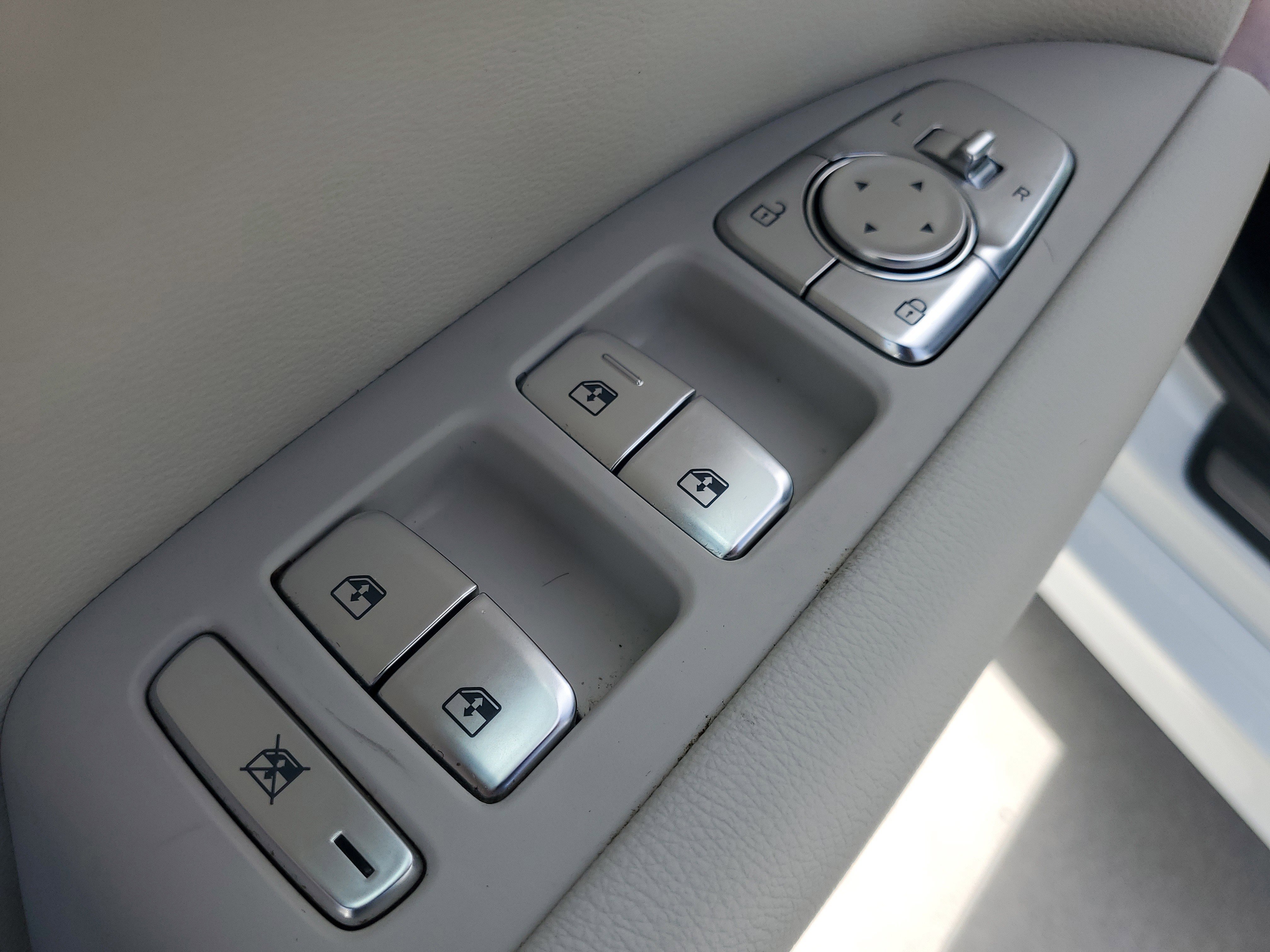 Used 2025 Genesis G70 2.5T image 24