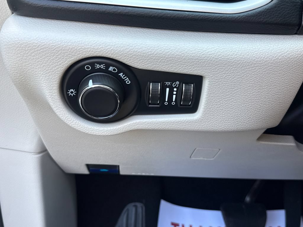 Used 2023 Chrysler Voyager LX FWD image 32