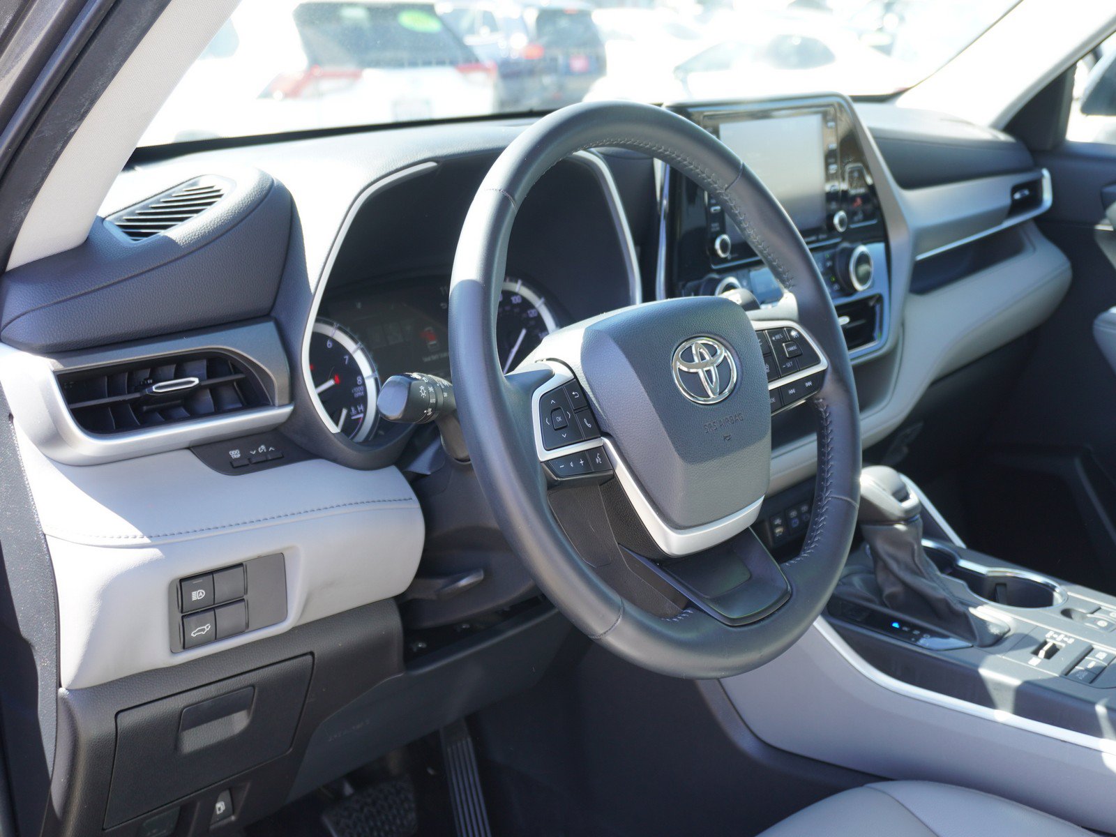 Used 2022 Toyota Highlander XLE AWD/4WD image 22
