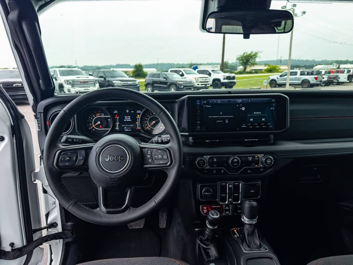 Used 2025 Jeep Wrangler Unlimited Rubicon AWD/4WD image 10