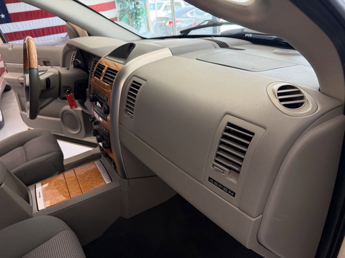 Used 2007 Chrysler Aspen Limited RWD image 14
