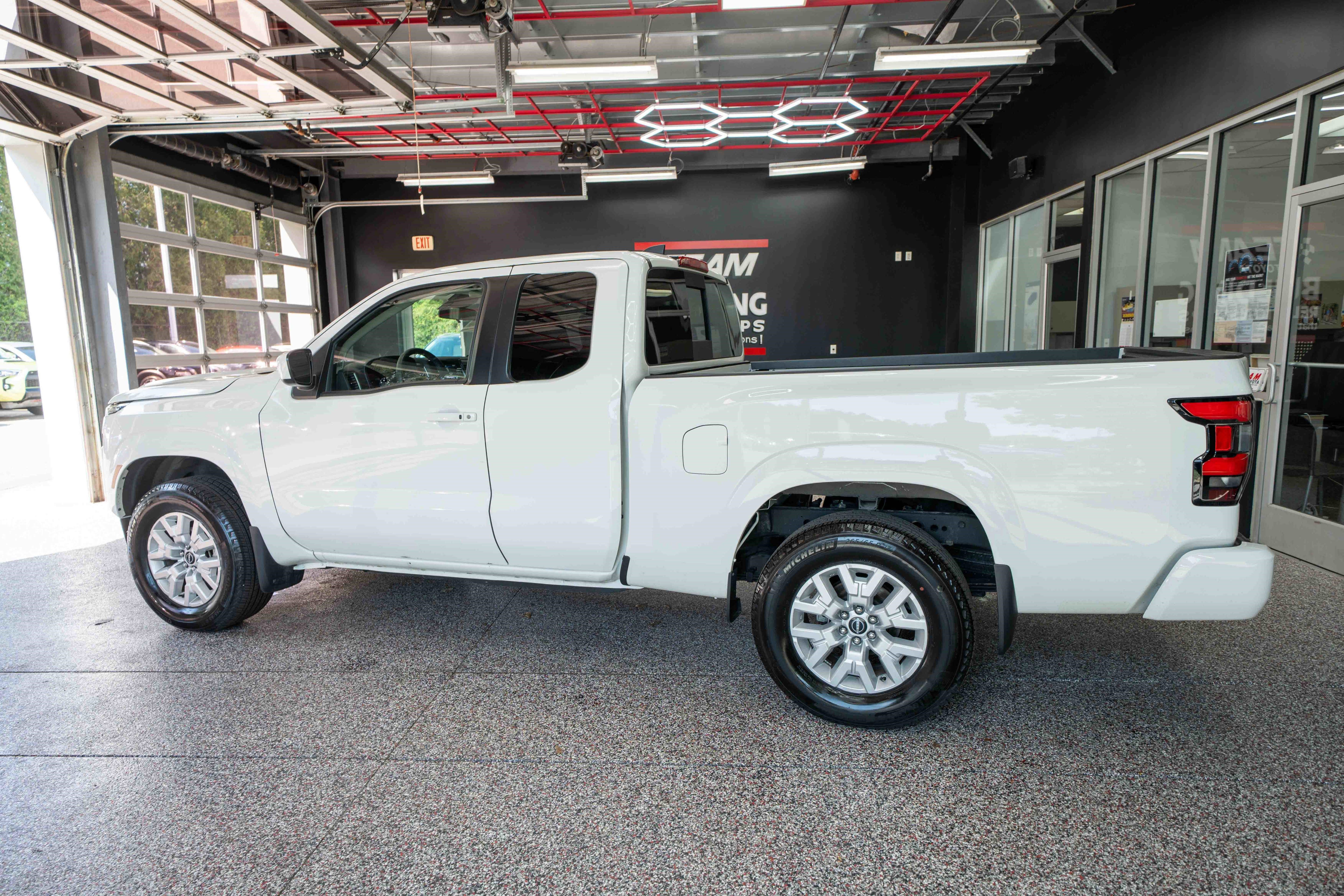 Used 2024 Nissan Frontier SV w/ SV Convenience Package image 2