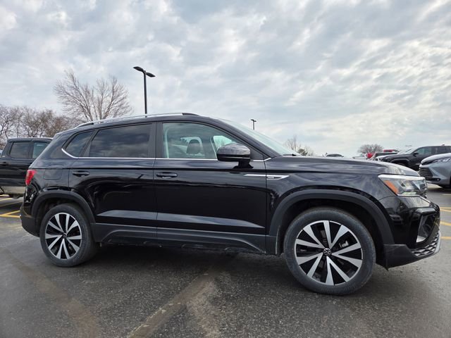 Used 2023 Volkswagen Taos SE w/ Panoramic Sunroof Package image 3