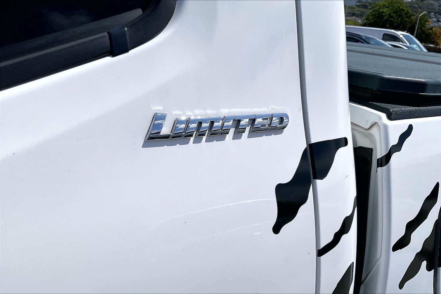 Used 2017 Toyota Tacoma Limited w/ Tow Package AWD/4WD image 7
