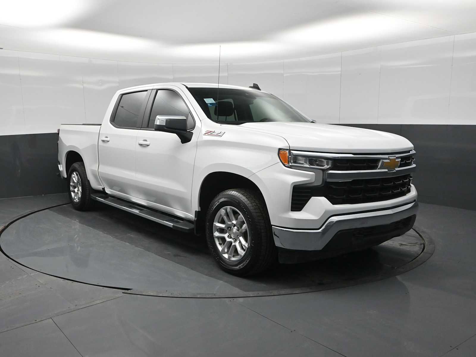 Used 2025 Chevrolet Silverado 1500 LT image 2