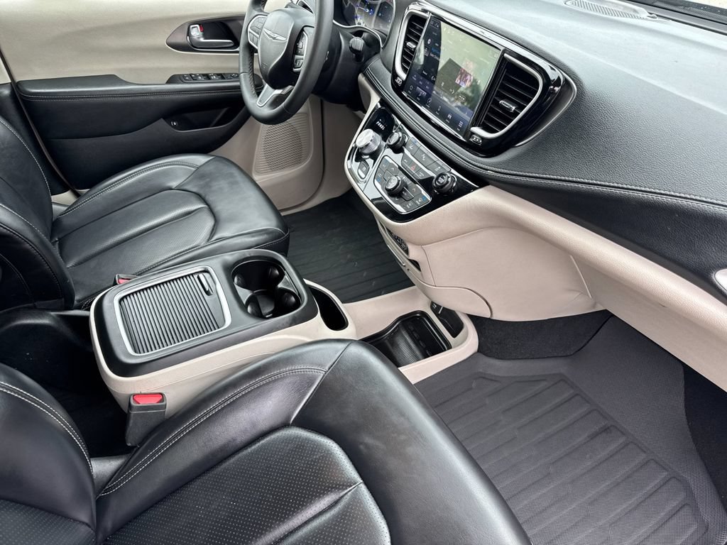 Used 2023 Chrysler Pacifica Touring-L FWD image 17