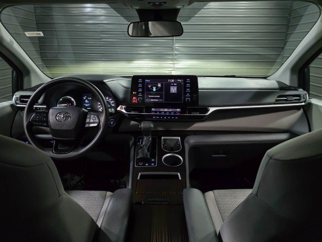 Used 2023 Toyota Sienna LE image 11