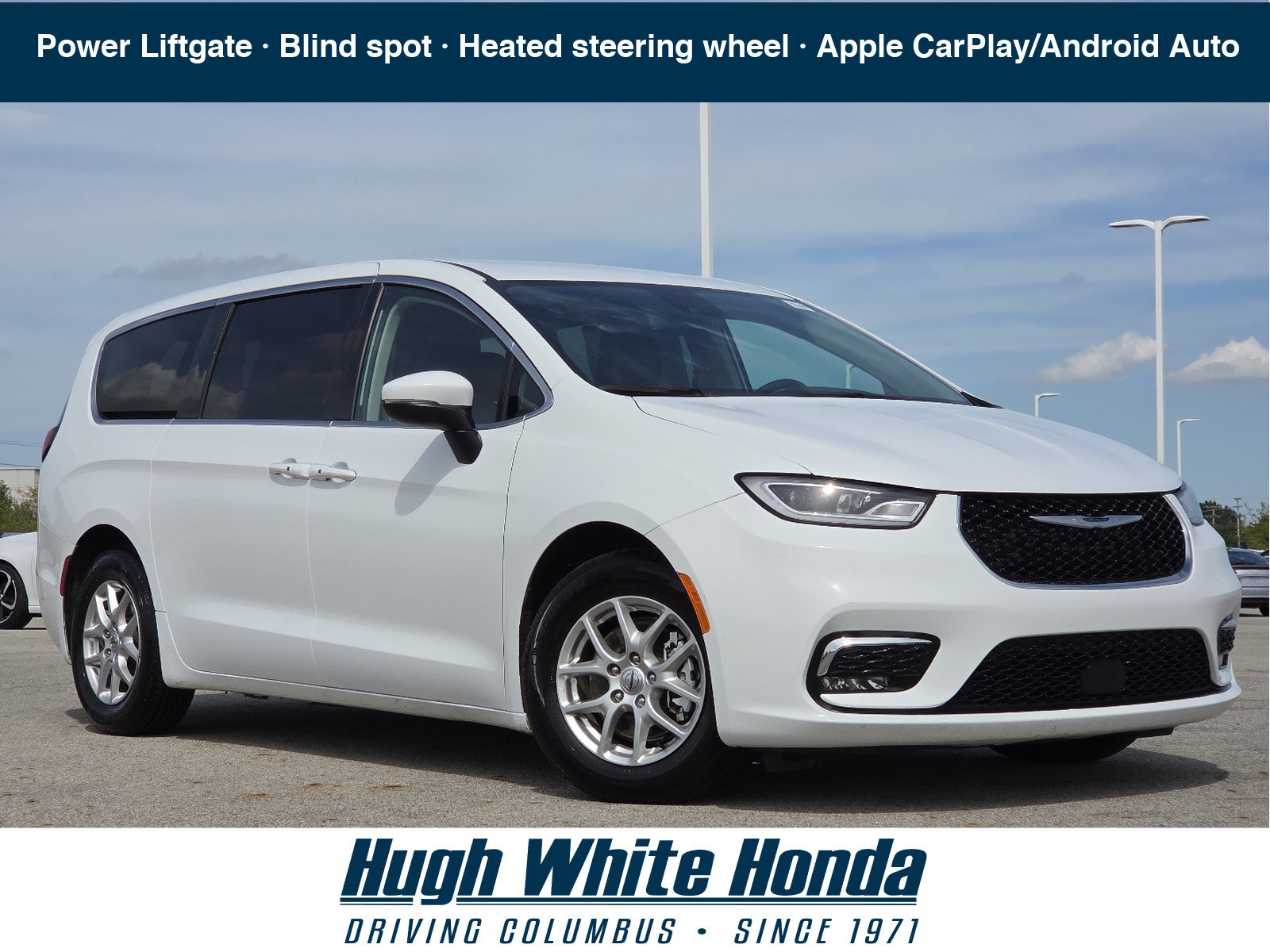 Used 2023 Chrysler Pacifica Touring-L FWD image 1