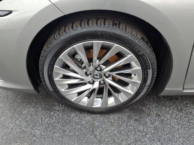 Used 2021 Lexus ES 300h Ultra Luxury w/ Accessory Package 2 image 4