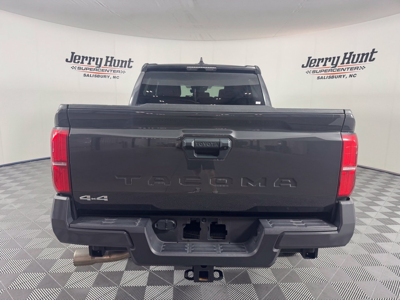 Used 2025 Toyota Tacoma SR5 AWD/4WD image 8