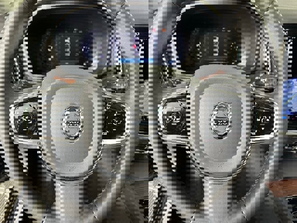 New 2024 Volvo S60 B5 Plus w/ Climate Package image 28