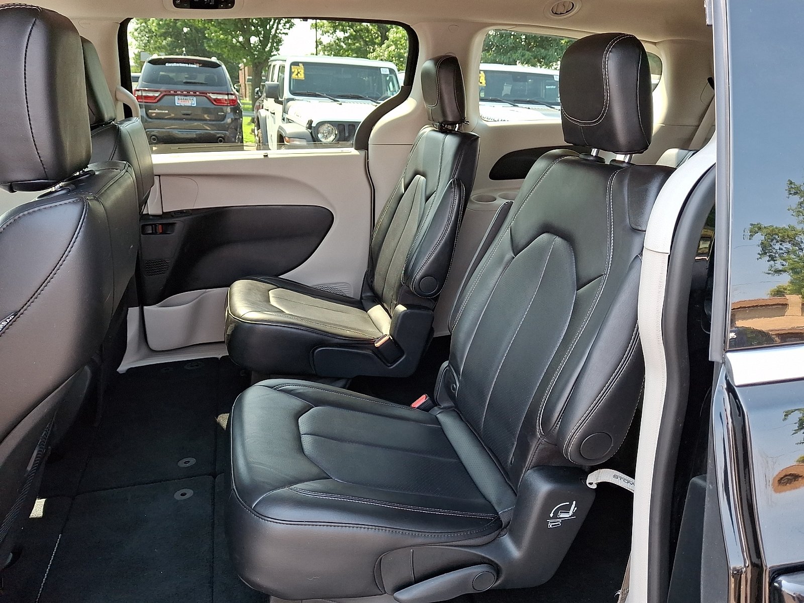 Used 2024 Chrysler Pacifica Touring-L FWD image 8
