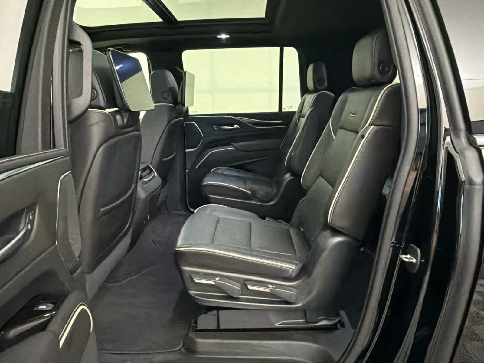 Used 2021 Cadillac Escalade ESV Premium Luxury RWD image 16
