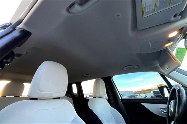 Used 2019 Jeep Renegade Latitude w/ Popular Equipment Group image 17