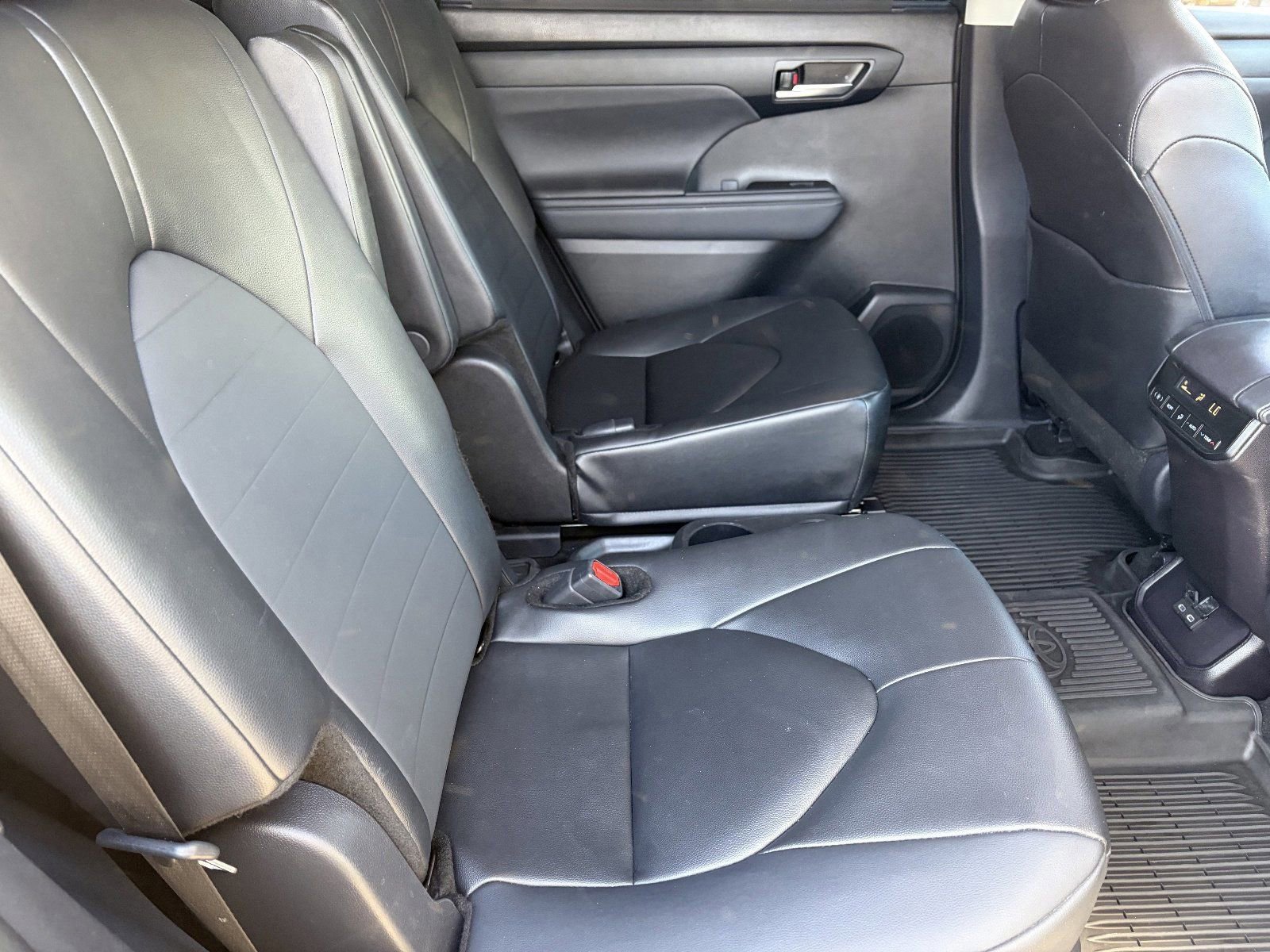 Used 2025 Toyota Highlander XLE FWD image 14