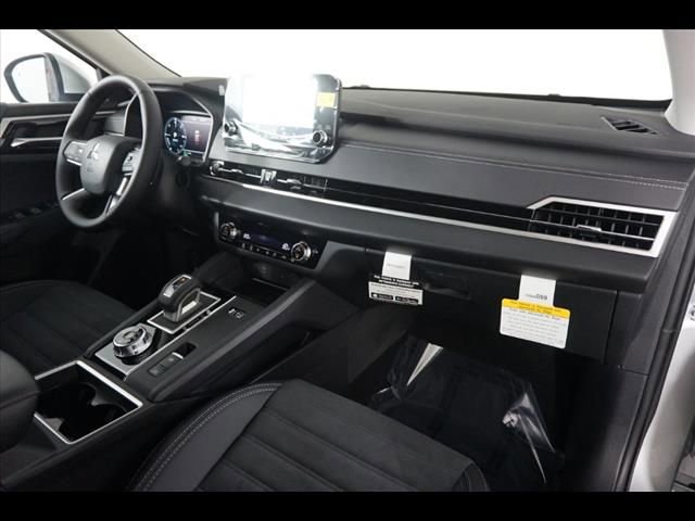 Used 2025 Mitsubishi Outlander SE AWD/4WD image 7