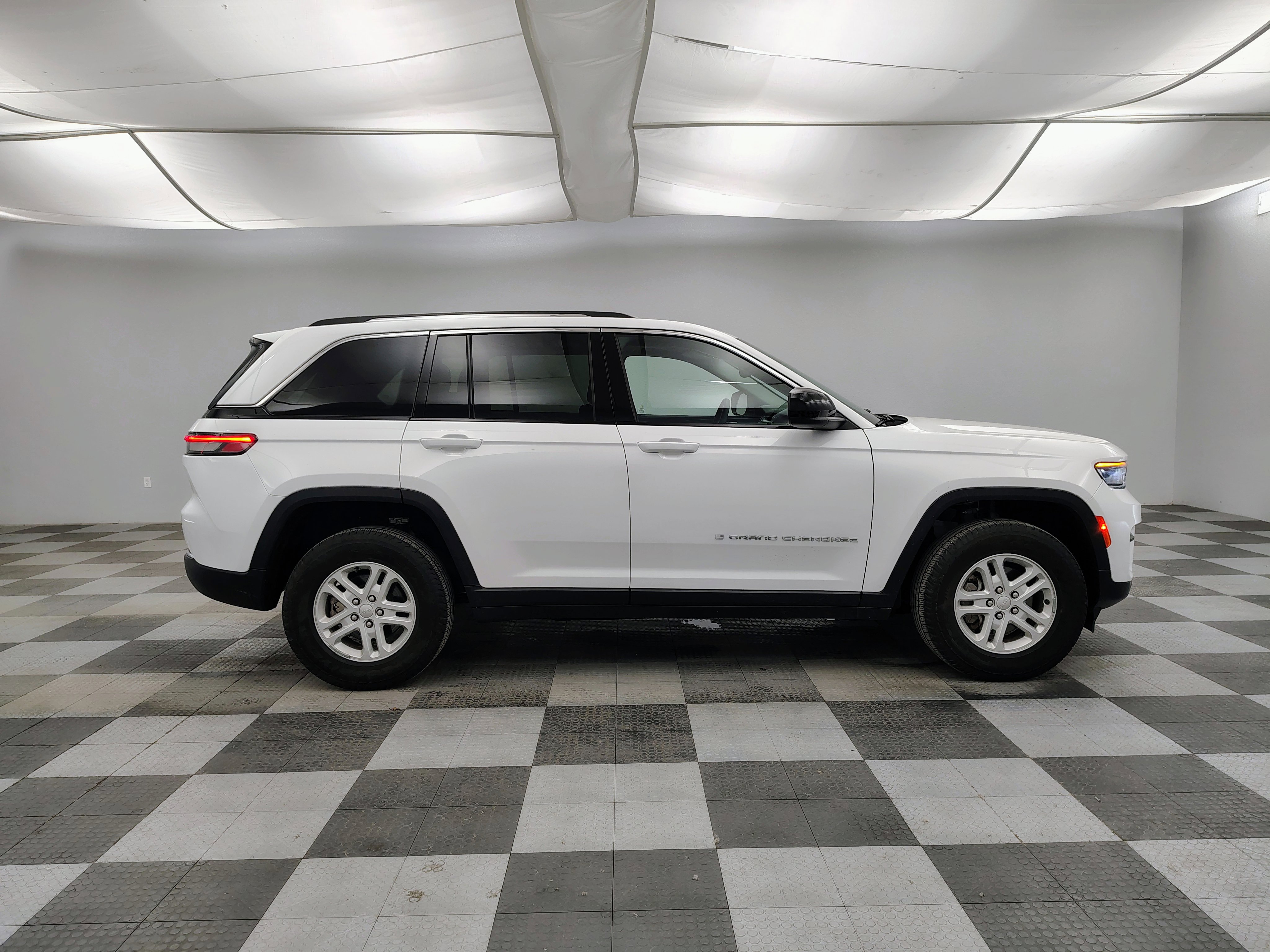 Used 2023 Jeep Grand Cherokee Laredo AWD/4WD image 10