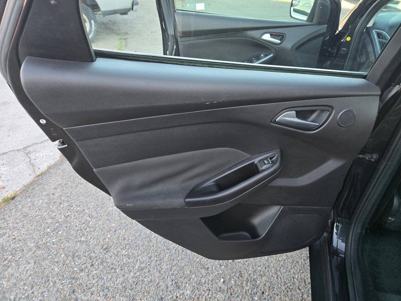 Used 2012 Ford Focus Titanium FWD image 24