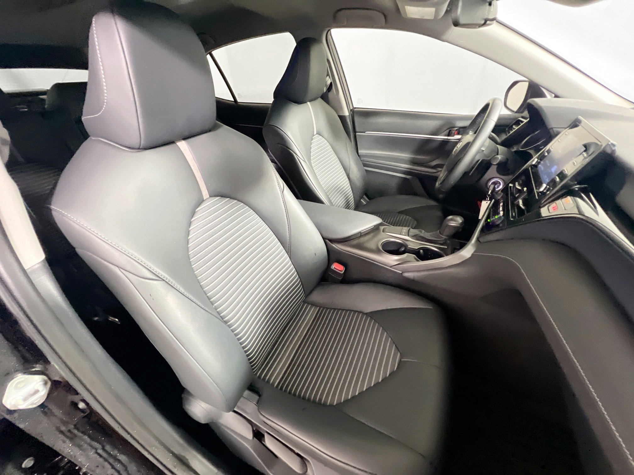 Used 2023 Toyota Camry SE image 30