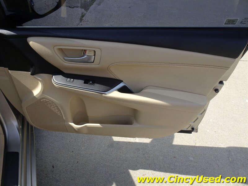 Used 2017 Toyota Camry XLE w/ Moonroof Package FWD image 34