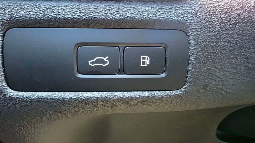 Used 2023 Volvo XC60 T8 Ultimate w/ Climate Package image 32