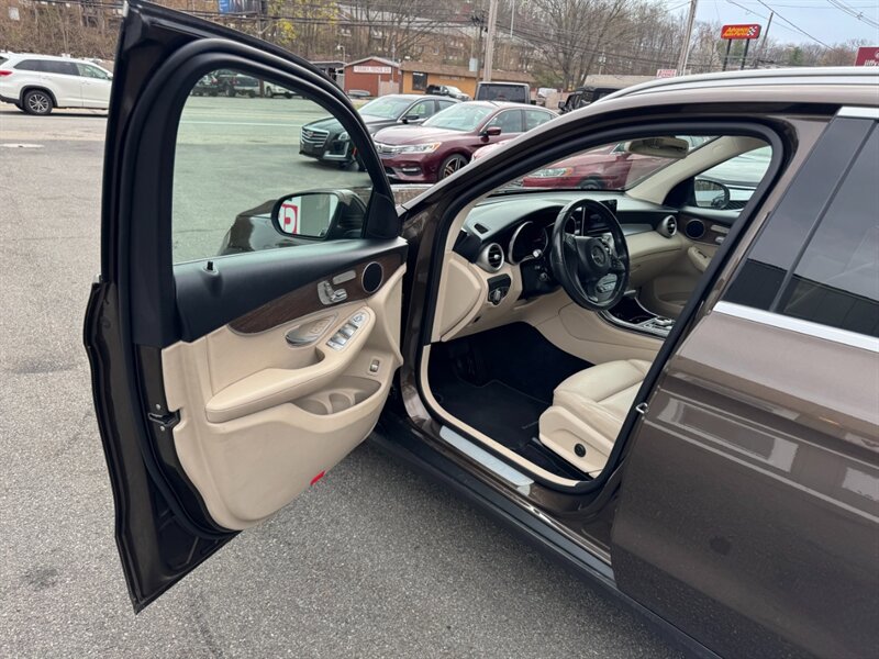Used 2018 Mercedes-Benz GLC 300 4MATIC w/ Premium Package image 18