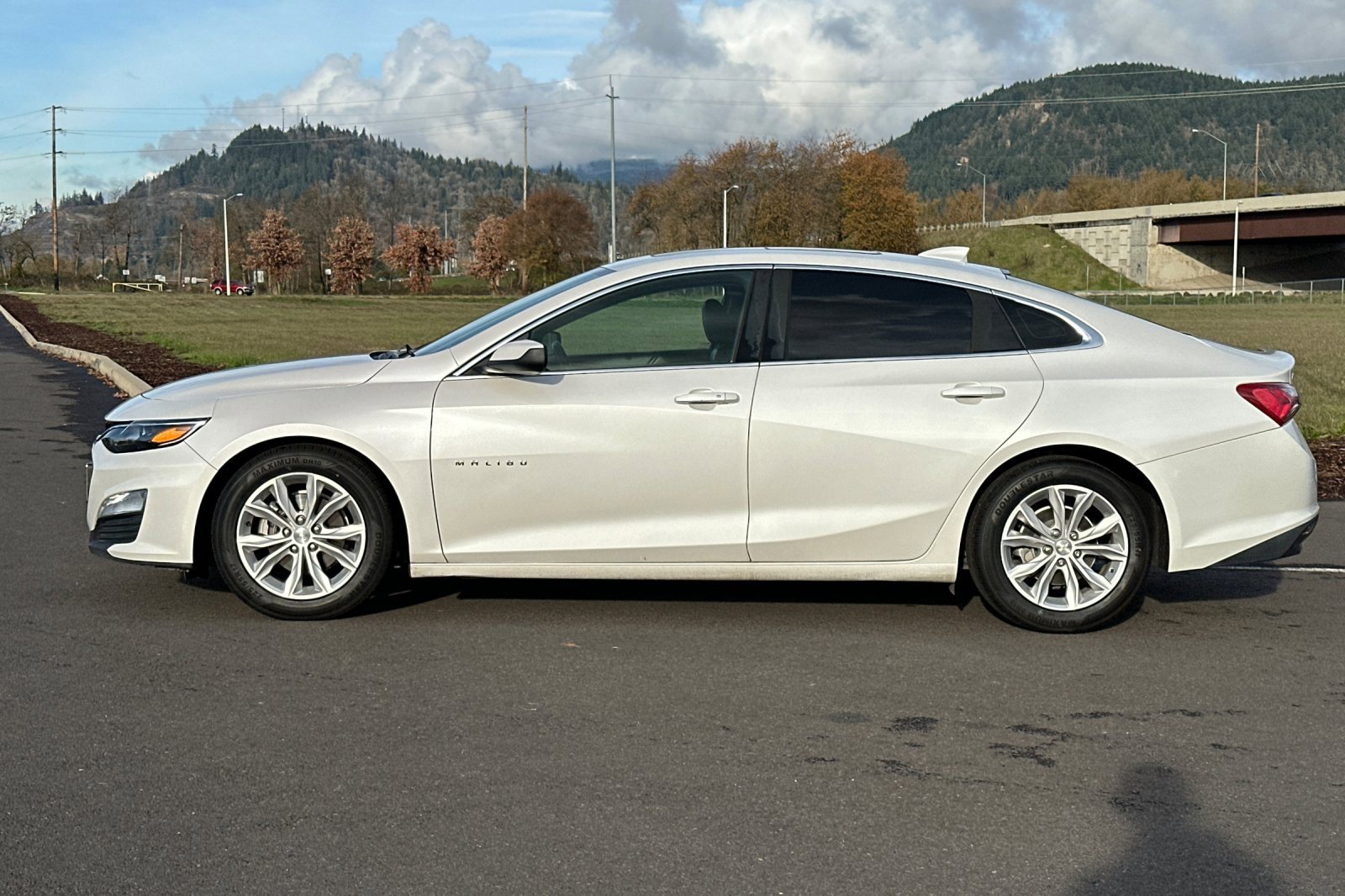 Used 2019 Chevrolet Malibu Hybrid w/ Leather Package image 6
