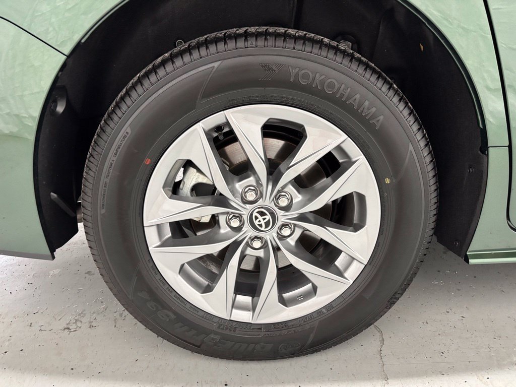 Used 2026 Toyota Sienna LE FWD image 70
