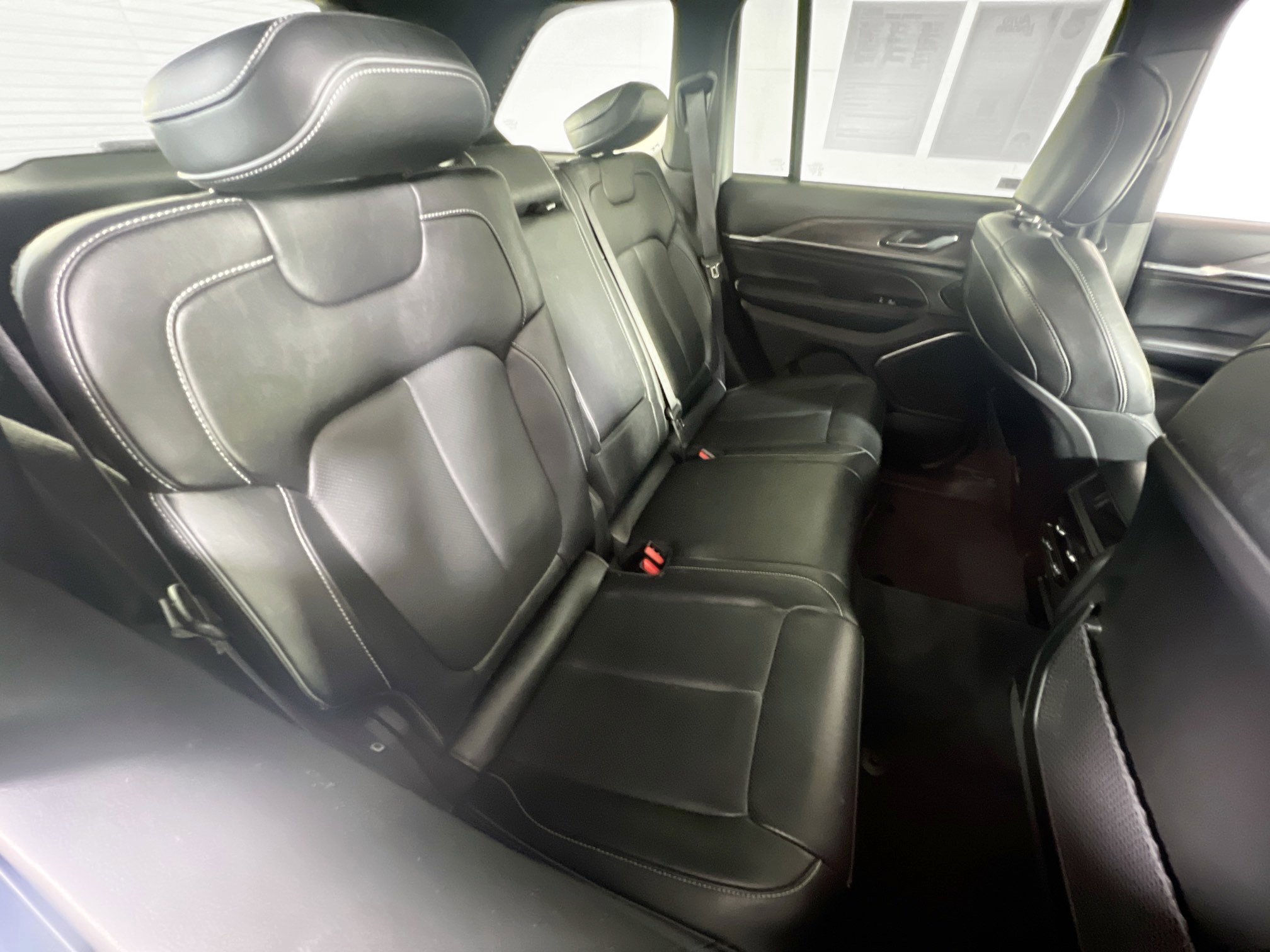 Used 2022 Jeep Grand Cherokee Overland AWD/4WD image 27