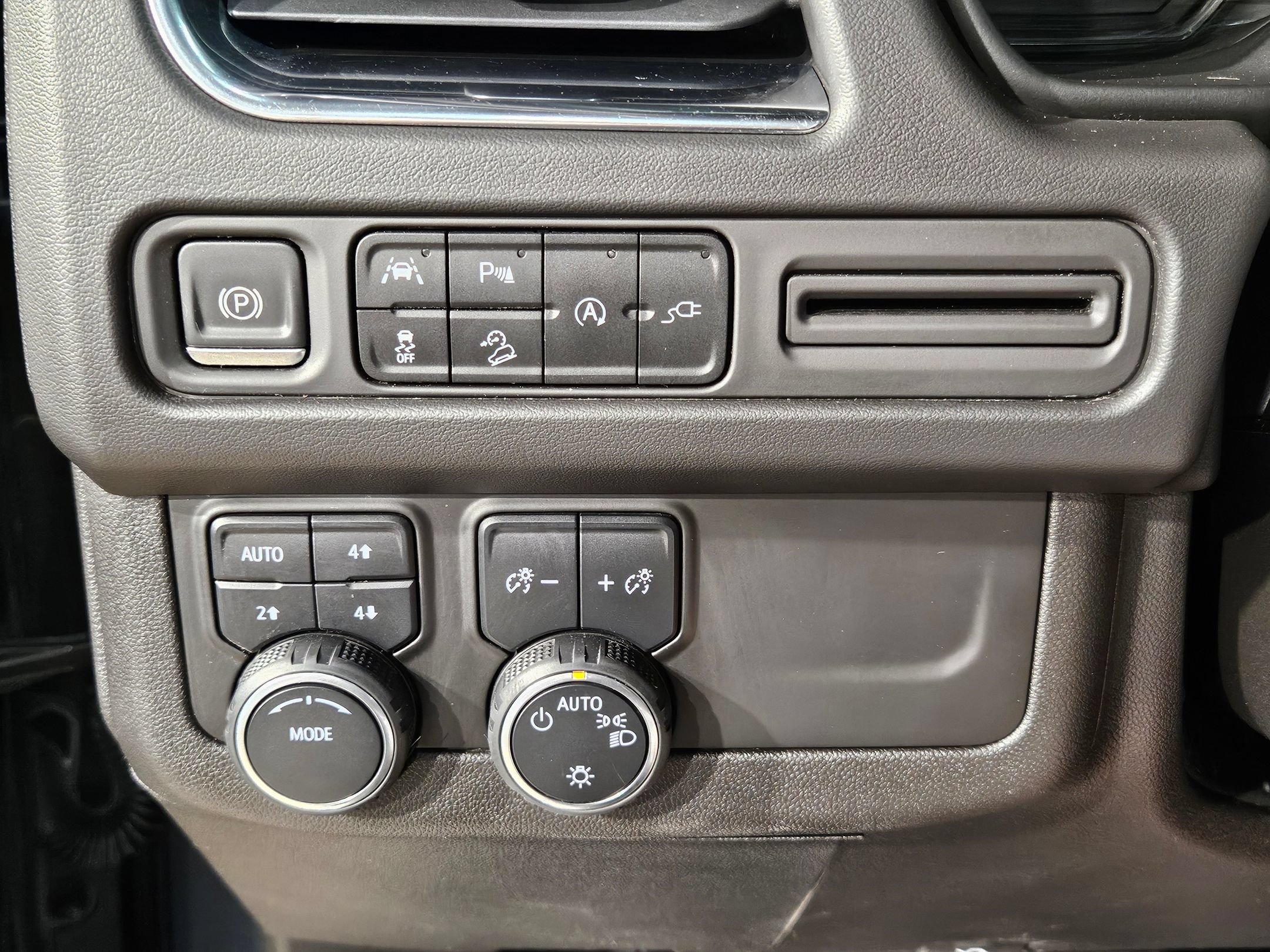 Used 2021 Chevrolet Tahoe Z71 w/ Luxury Package AWD/4WD image 27