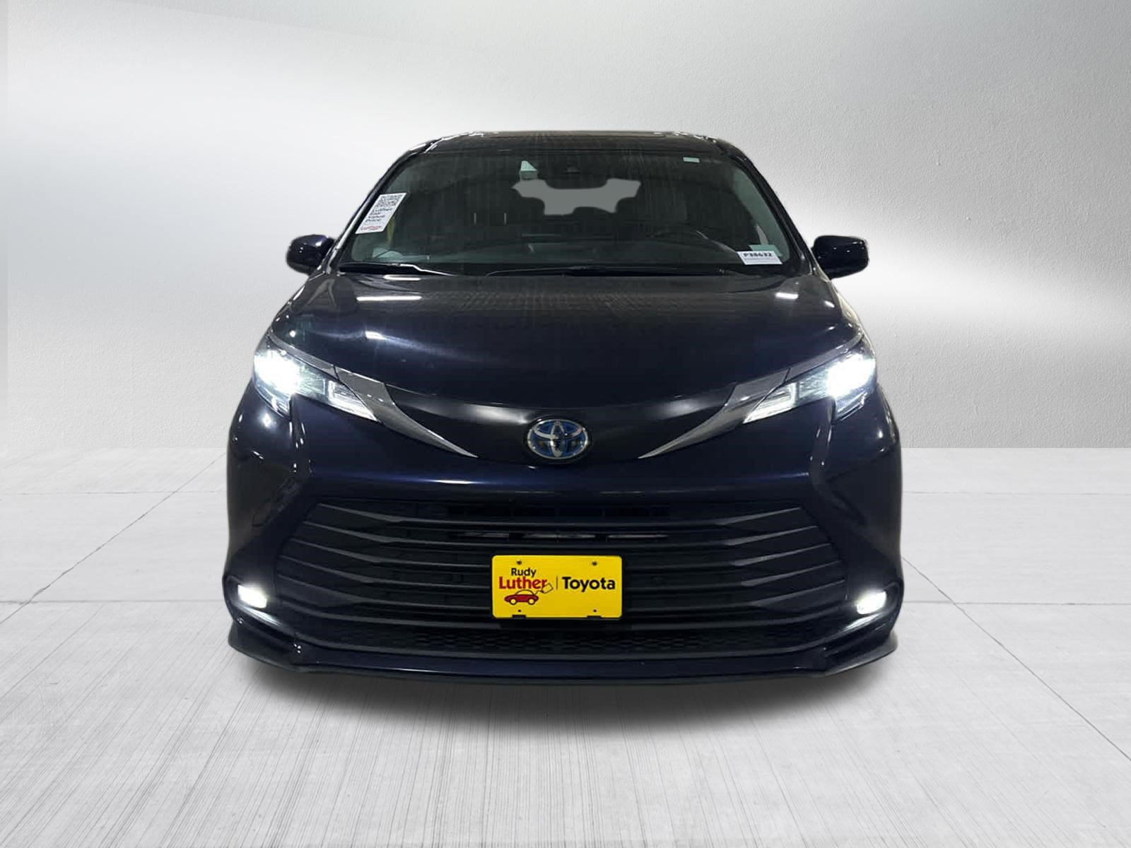 Certified 2025 Toyota Sienna XLE FWD image 2