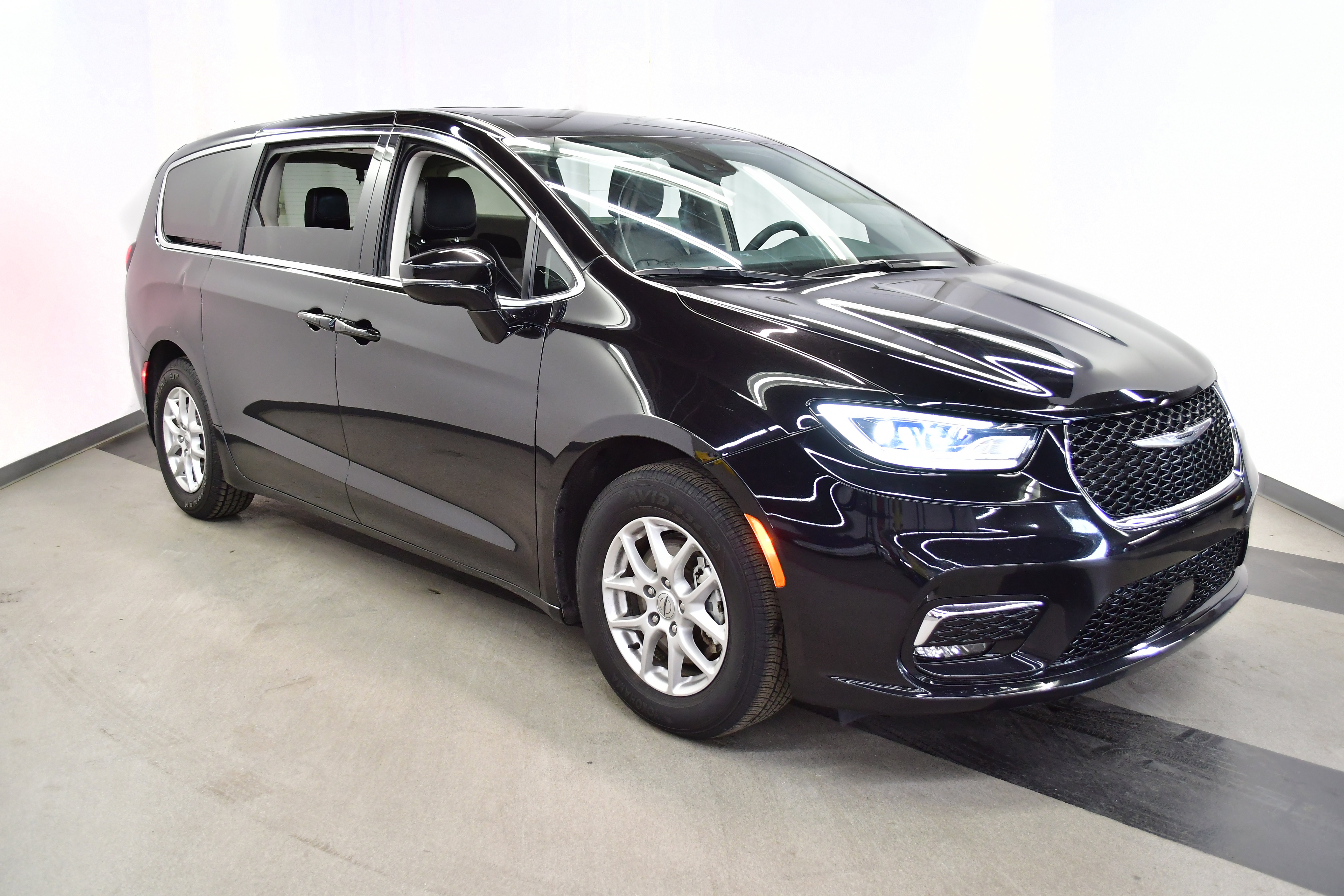 Used 2024 Chrysler Pacifica Touring-L FWD image 2