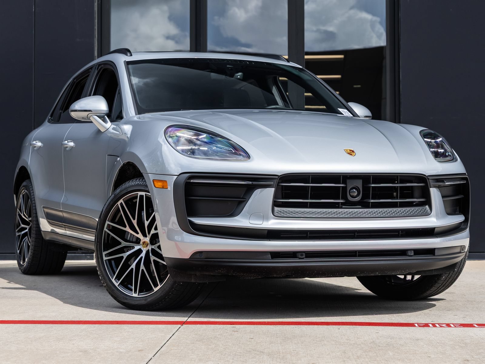 Certified 2026 Porsche Macan AWD/4WD image 6