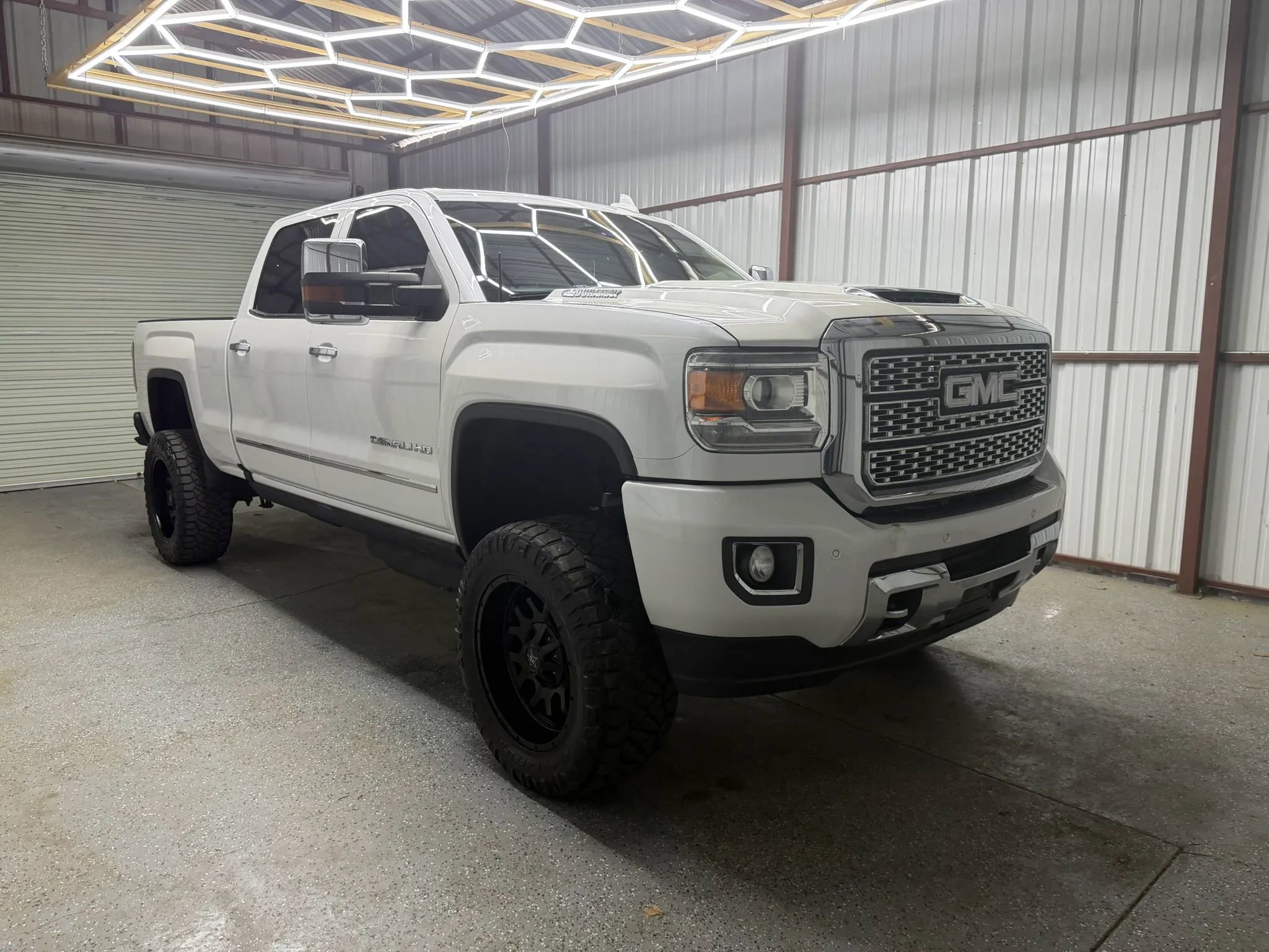 Used 2019 GMC Sierra 2500 Denali w/ Duramax Plus Package AWD/4WD image 1