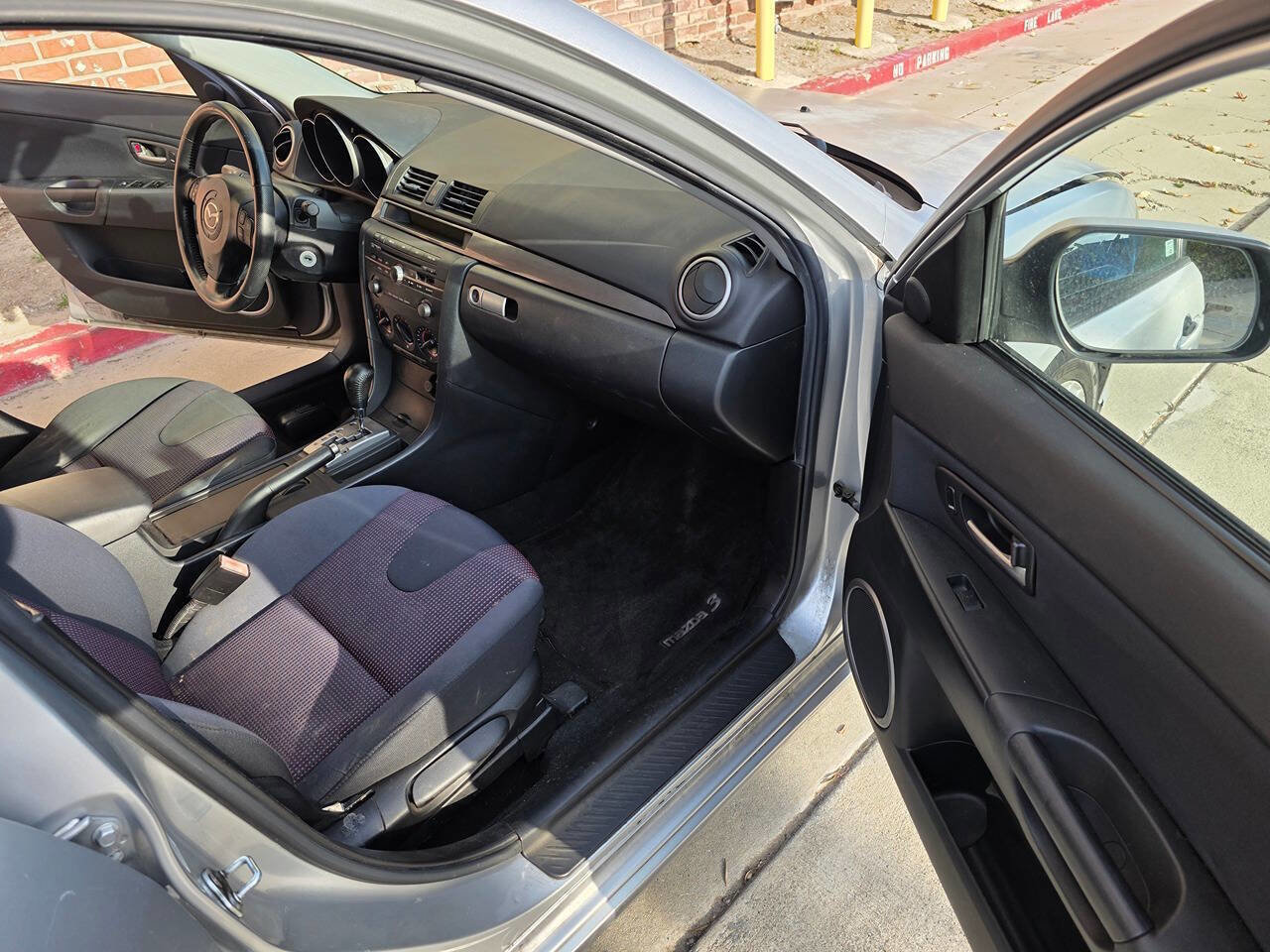 Used 2004 MAZDA MAZDA3 s w/ Moonroof & 6-CD Pkg FWD image 11
