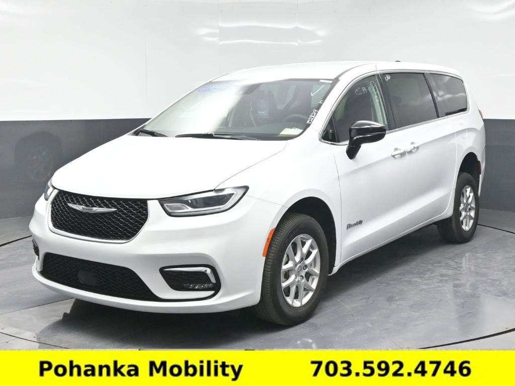 Used 2024 Chrysler Pacifica Touring-L image 16