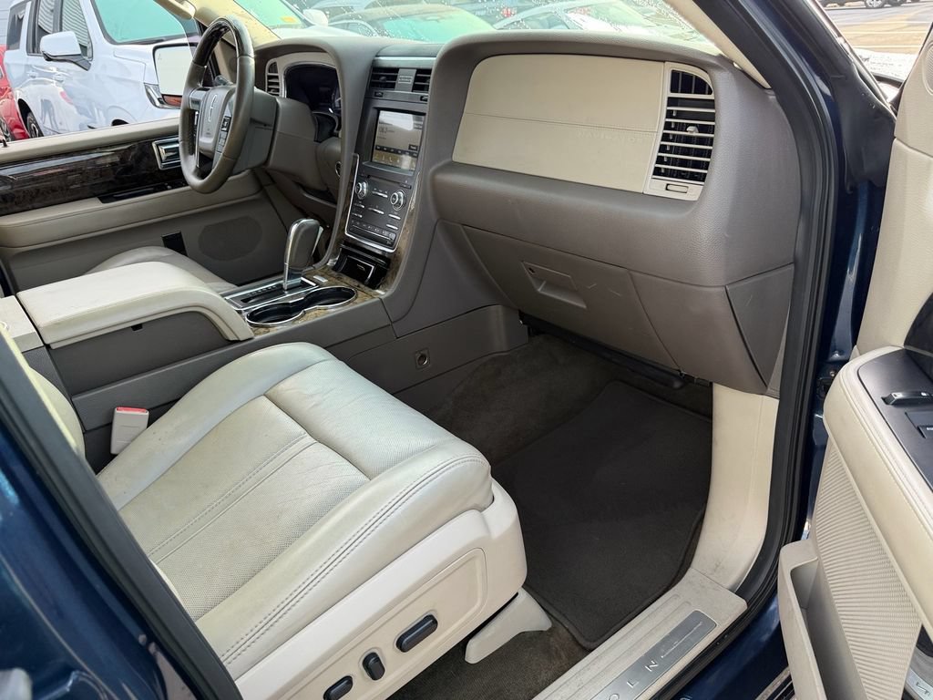 Used 2017 Lincoln Navigator Select RWD image 17