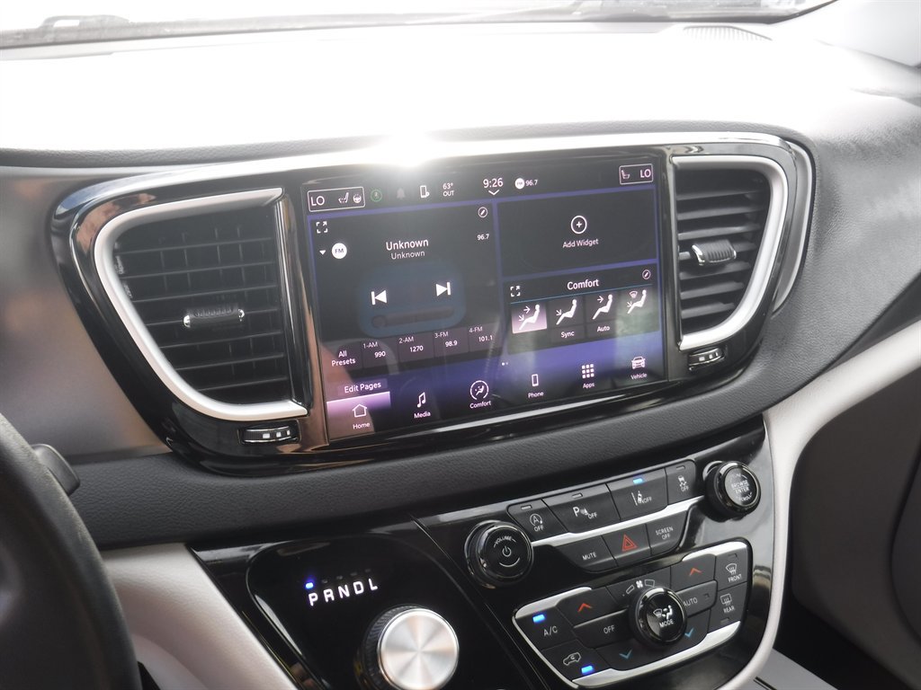 Used 2023 Chrysler Pacifica Touring-L FWD image 21