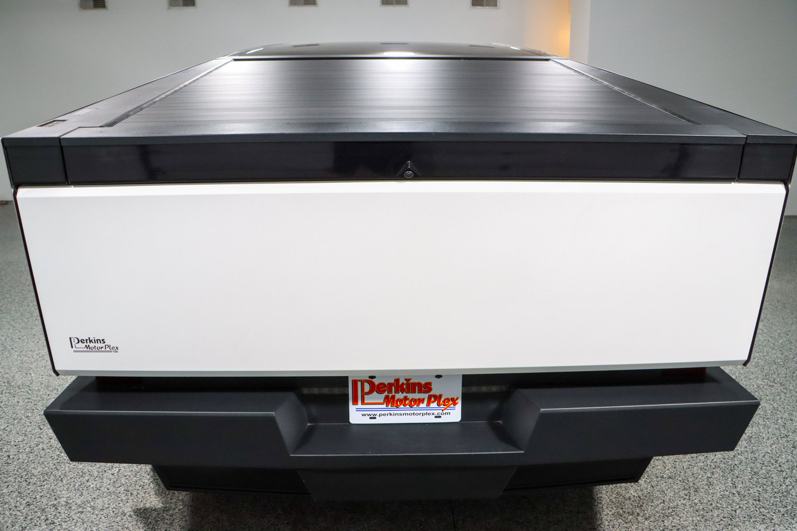 Used 2024 Tesla Cybertruck AWD Crew Cab image 8