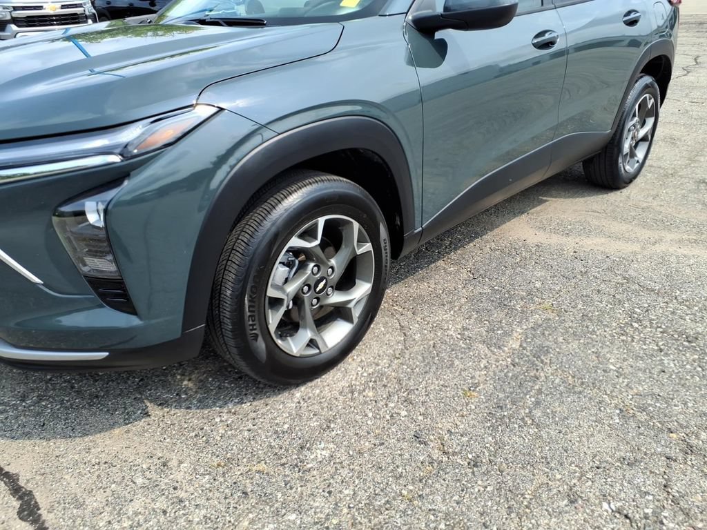 Used 2025 Chevrolet Trax LT w/ Driver Confidence Package FWD image 4