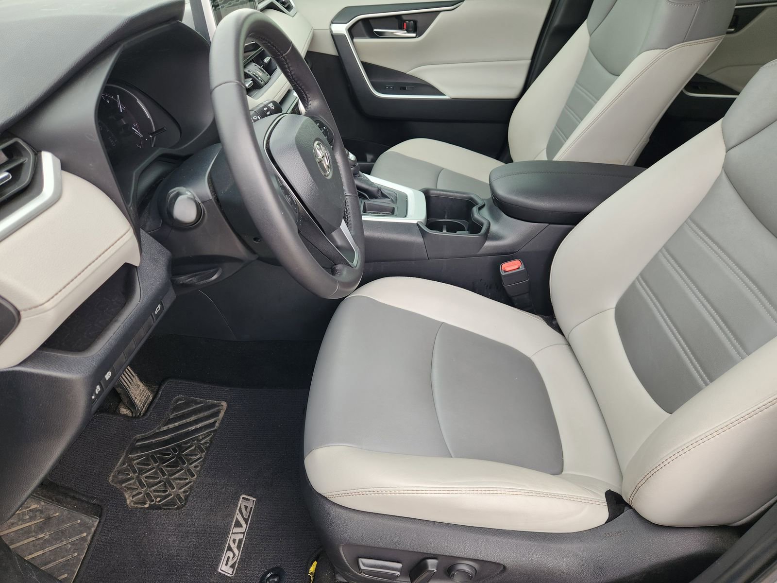 Used 2023 Toyota RAV4 XLE Premium image 16