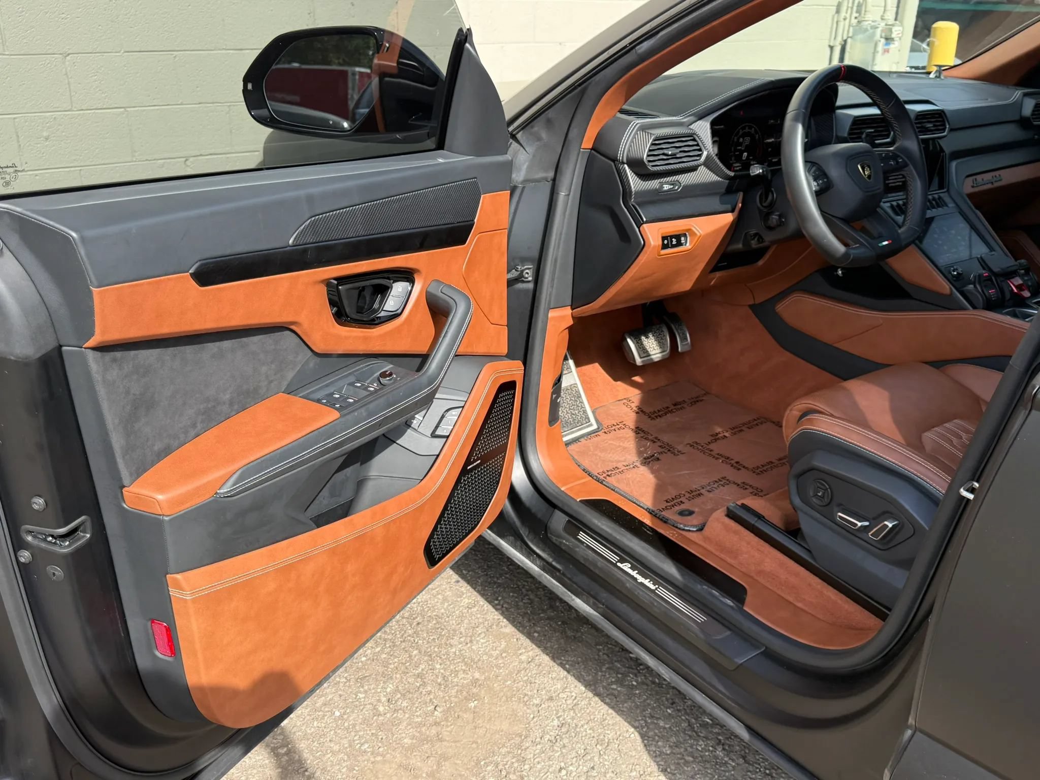 Used 2023 Lamborghini Urus S AWD/4WD image 28