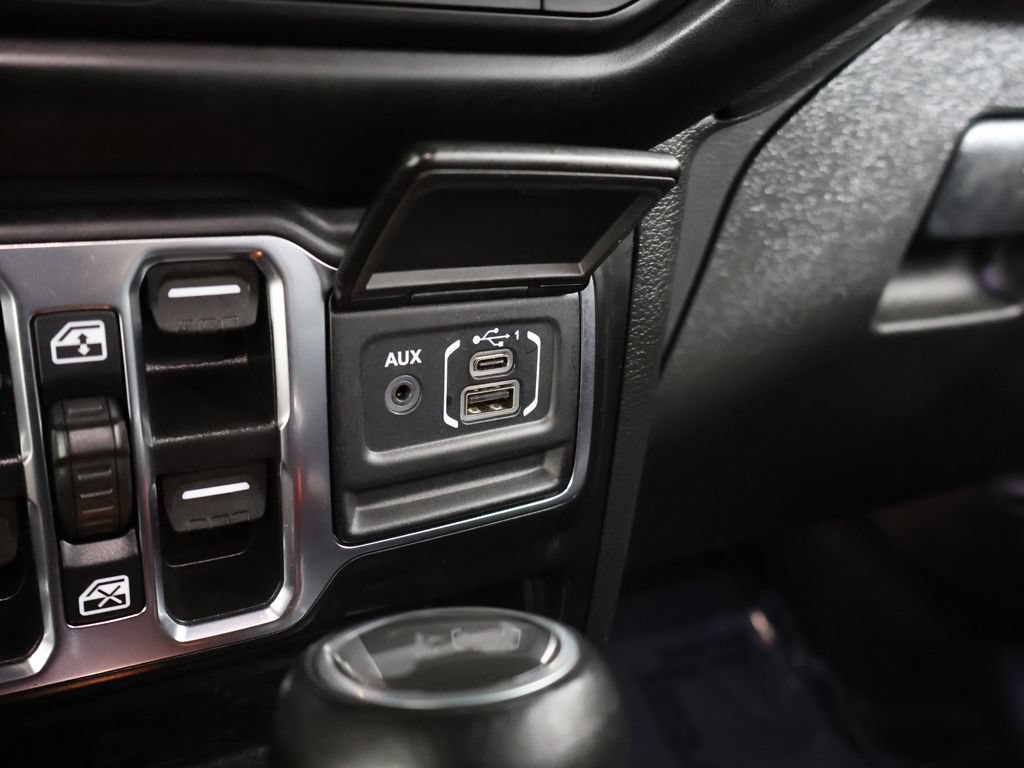 Used 2022 Jeep Wrangler Unlimited Sahara w/ Cold Weather Group AWD/4WD image 28