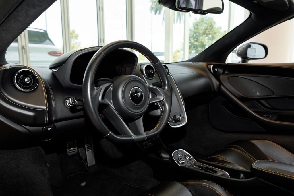 Used 2019 McLaren 570S Spider RWD image 19